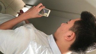 Spycam Chinese Gay Handjob in toilet